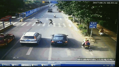 曝光闯红灯行为