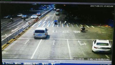 曝光闯红灯行为