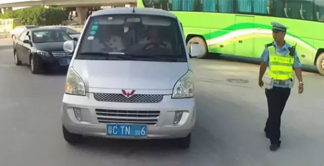 开车去公交车站接一个女人，被交警扣6分、还要罚3万！