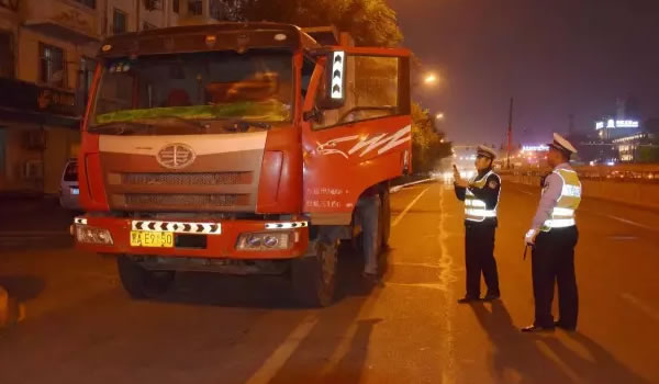 任你“套路”再深，照样全被取缔｜冰城交警严查渣土车违法，罚得让你明明白白！