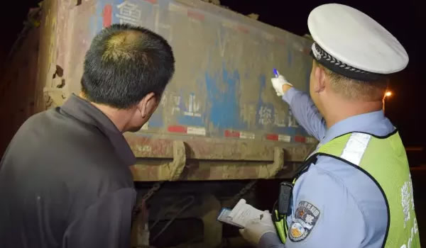 冰城交警严查渣土车违法，罚得让你明明白白！