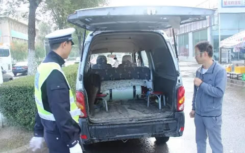 坐着燃气罐上学!这不是玩笑!