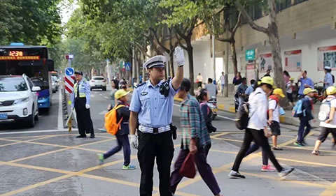 △历下的蜀黍在开学首日切实做好交通疏导工作