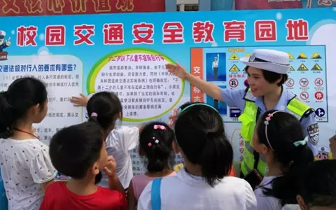 奇招一：交警+学校开学第一课安全是主题