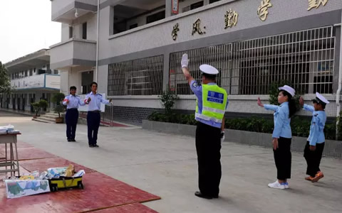 奇招二：理论+实践小小交警参与交通