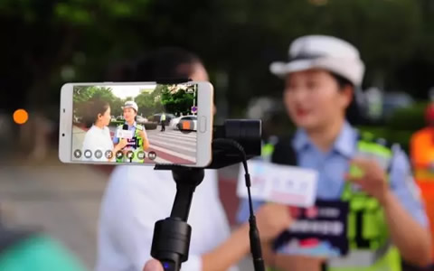 奇招四：直播+现场宣讲交通安全知识“现场教学”