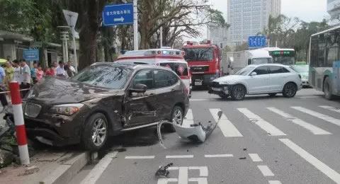 奥迪、宝马剧烈对撞！宝马车头粉碎近报废！