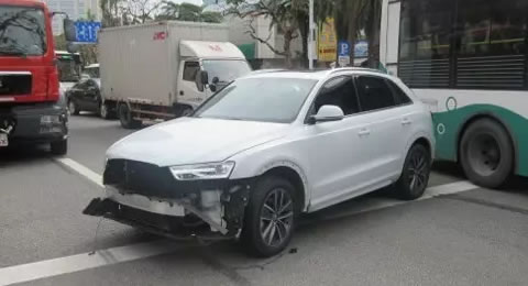 打横停在景山路南往北车道中间