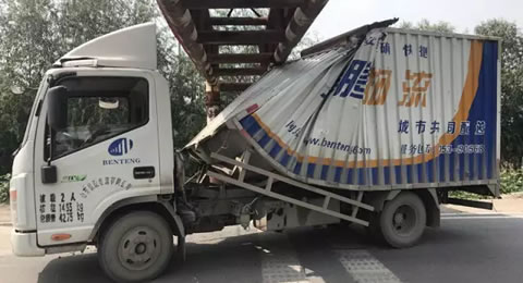 开车不注意 一“头”撞上限高杆