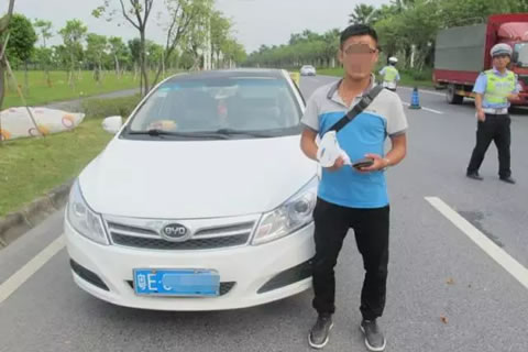 民警又查获一辆粤E号牌的小型轿车有18宗交通违法未处理