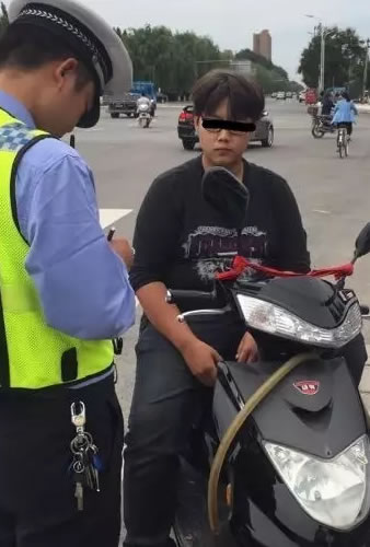 杨凌交警曝光：非机动车车主,请按道行驶!