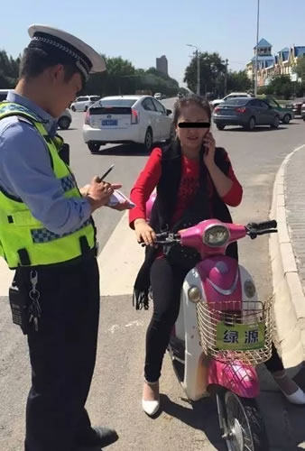 杨凌交警曝光:非机动车车主,请按道行驶!