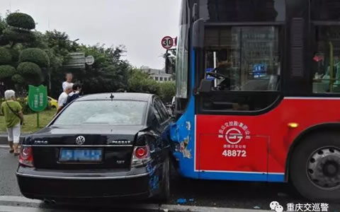 【交警微讲堂】小轿车被拦腰撞到却要负全责，就是因为...