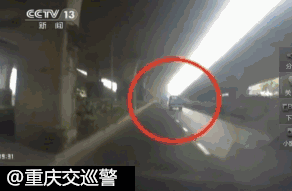 货车随意变道小轿车撞上绿化带