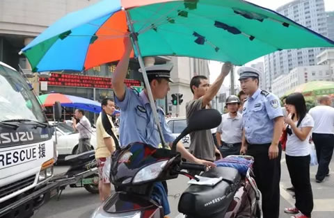 交警提醒：这把伞，居然能要人命！