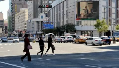 过马路的行人都存在交通违法行为