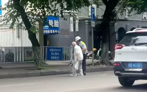 柳州交警“坚守”与“爱心”携手助文明