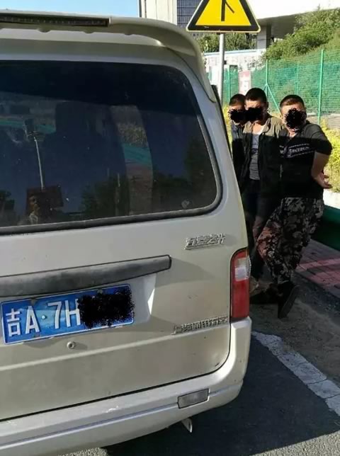 “大胃王”兄弟高速聚首