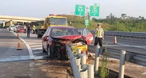 交通安全警示：注意，驾车时千万不能这样做！