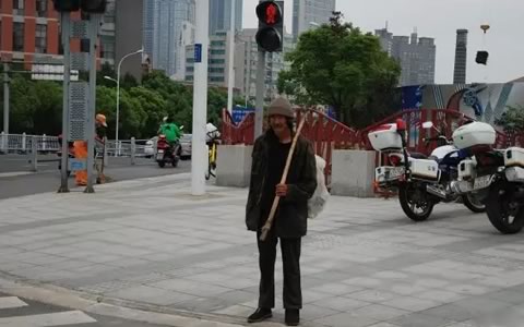 “我没钱，但我有素质！”