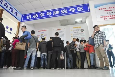 买了新车还想用旧牌照？交警告诉你怎样做才事半功倍！