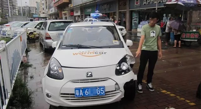 共享汽车连撞三车后逃逸