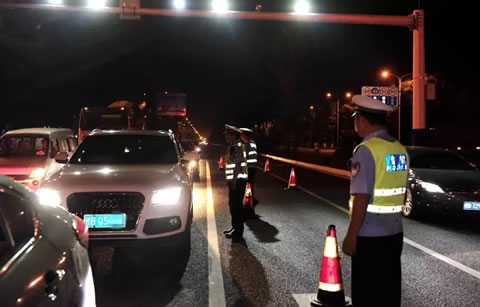 柳州交警联合多部门统一夜查  有司机一次被扣12分