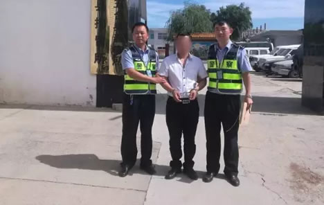 贼喊捉贼：持假证开车被抓竟要报警！