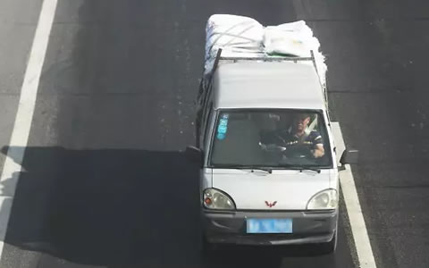 今日起全疆交警监控抓拍处罚逾期未审验车辆,一次3分200元!