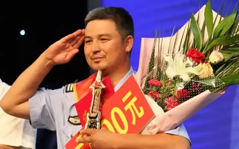 叶城首届“昆仑第一城的骄傲”之最美交警吐鲁洪·马木提