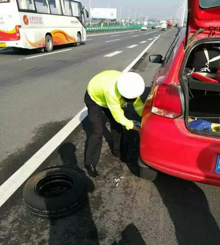 交警蜀黍教你如何在高速路上安全换备胎