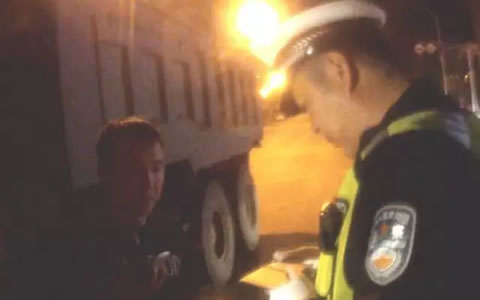 哈市交警严打渣土车夜间交通违法曝光车