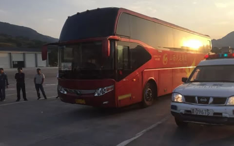 大客车岂能当货车用，车上乘客安全放到何处？