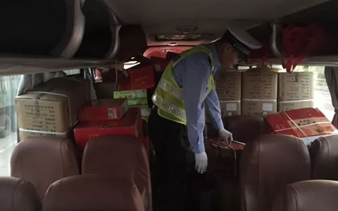 大客车岂能当货车用，车上乘客安全放到何处？