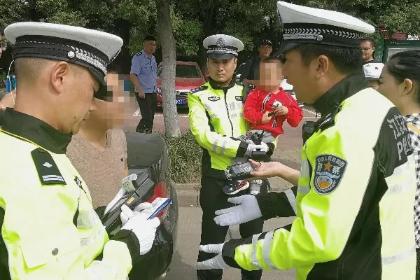 淮安交警为啥“抱娃执法”？知道真相后，忍不住要为他点赞