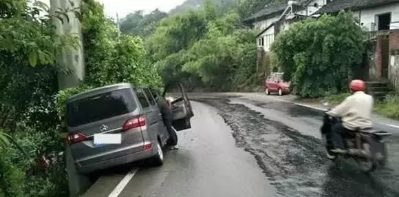 一面包车爆胎后撞电杆！遇此情况千万不惊慌处置！