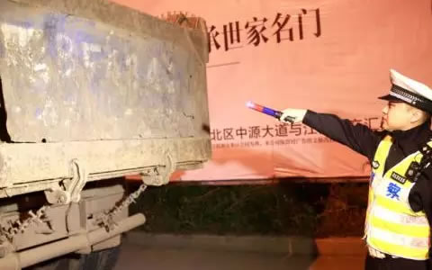 别以为夜间闯红灯就能侥幸过关，危险就在一瞬间