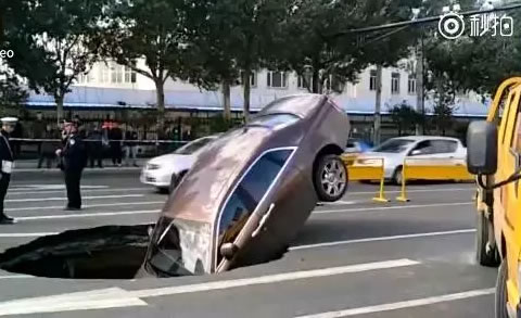 离奇！500万的劳斯莱斯等红灯，刚起步就突然掉坑里！