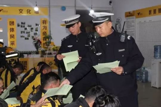 黑河交警深入美团外卖对“骑手”进行安全宣传