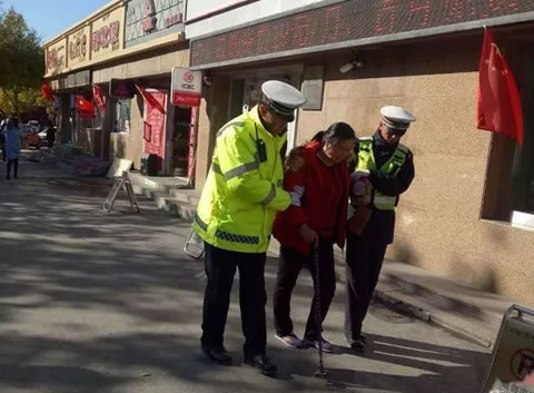 暖心交警 爱心护送！为阿勒泰交警点赞！