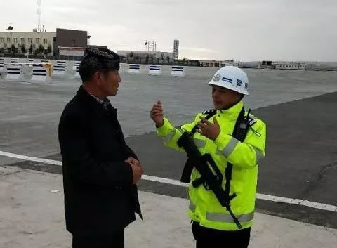 暖心交警 爱心护送！为阿勒泰交警点赞！