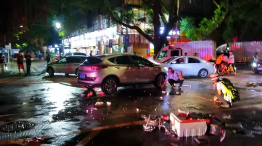 昨夜男子为赏月撞飞七旬老人，在朝阳路被人围堵！