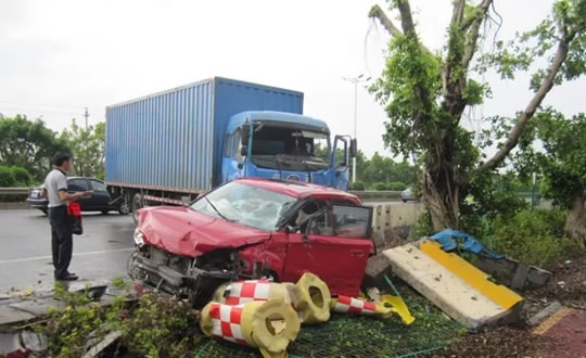 湖南司机在珠海大道一个动作，让一女司机险些丧命！