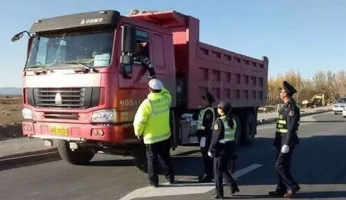 联合综合执法局执法 消除工程运输车安全隐患