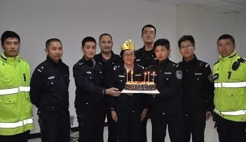 不一样的生日 演绎交警别样情怀