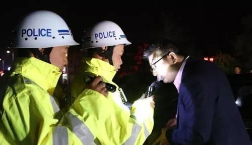 朔州交警夜查交通违法