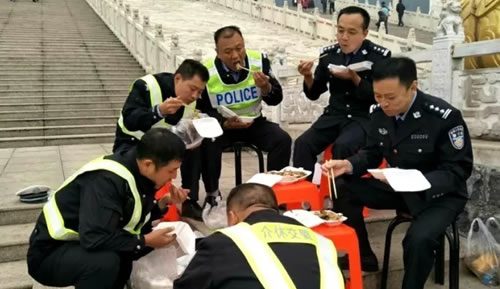 晋中交警利用工作间隙吃工作餐