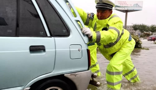 晋城交警雨夜坚守岗位