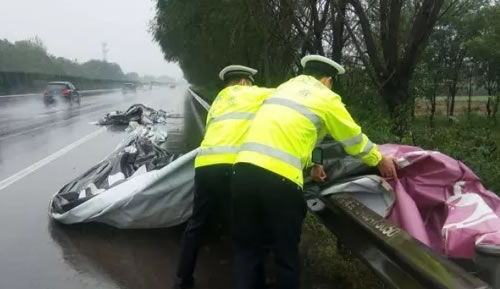 高速交警四支队民警清理路面弃物，保证行车安全。