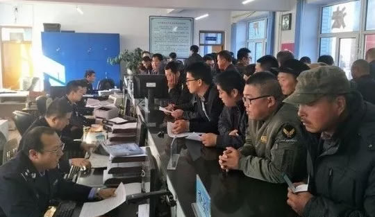 牙克石车管所迎来节后业务办理小高峰